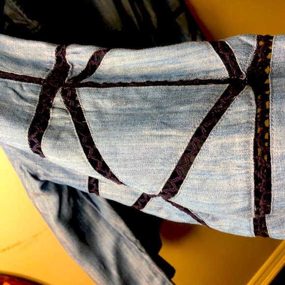 Crown & Ivy Denim blouse, with navy accents. - Picture 7 of 7